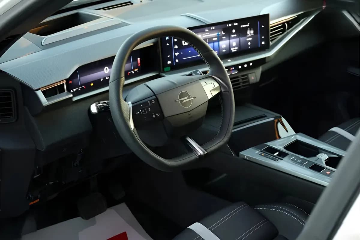 أوبل جراند لاند 2026 توب لاين أبيض أوتوماتيك — جديدة