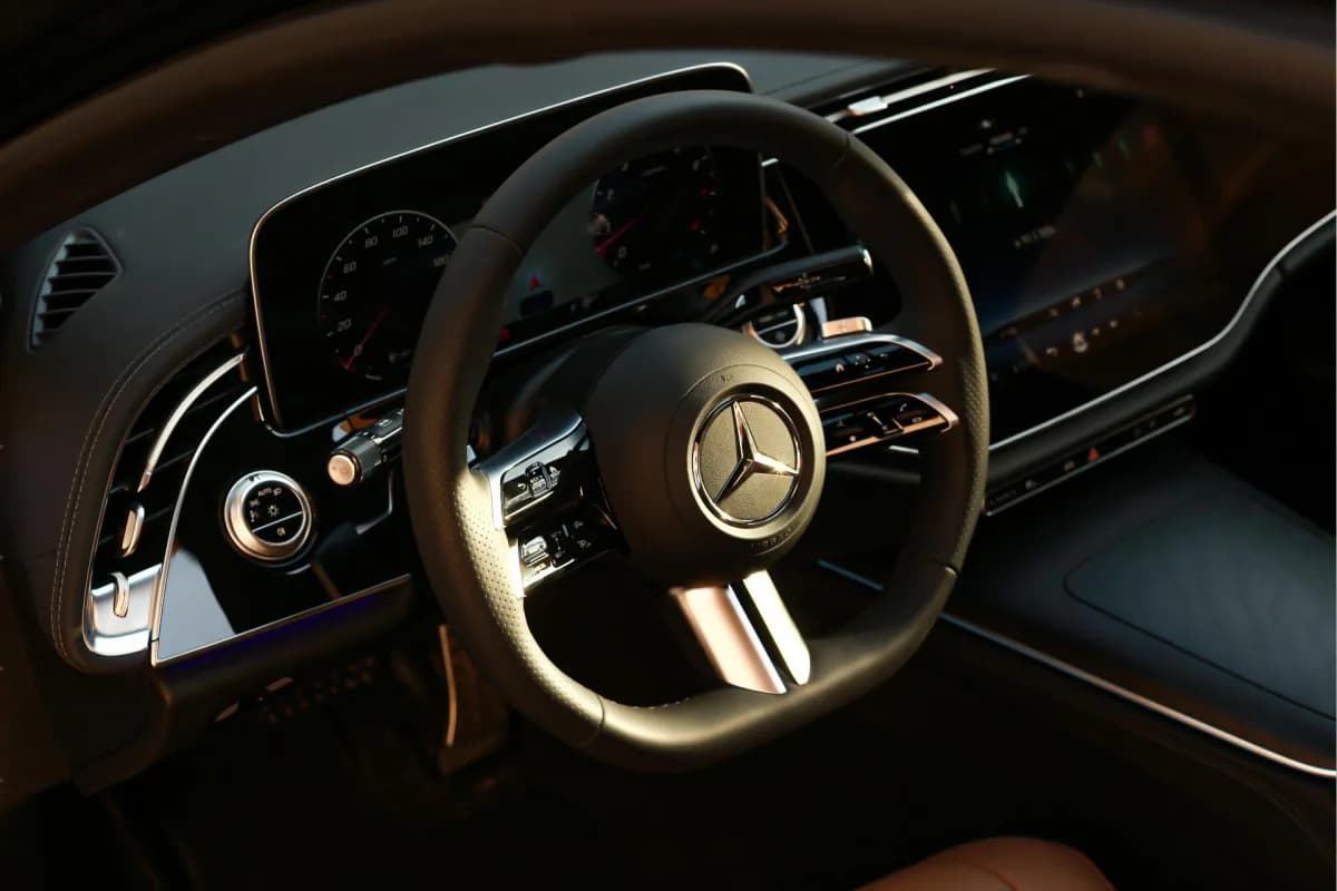 مرسيدس بنز E200 2025 ايه ام جي أسود أوتوماتيك — جديدة