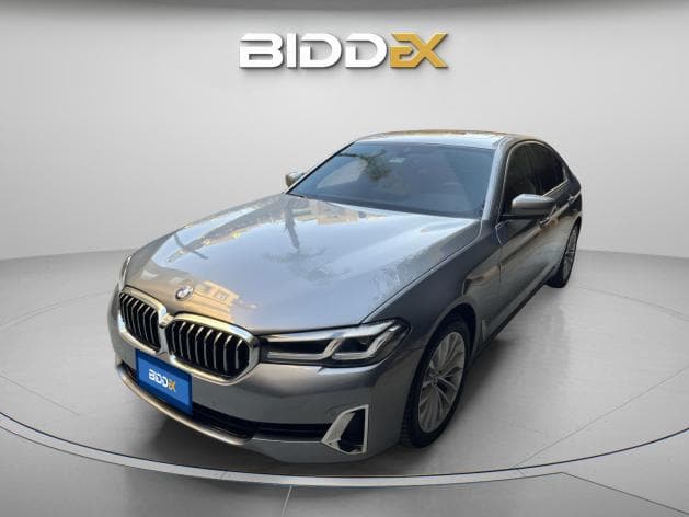 بي ام دبليو 520i 2023 لاكشري رمادي أوتوماتيك — مستعملة - 1