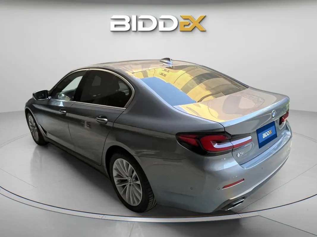 بي ام دبليو 520i 2023 لاكشري رمادي أوتوماتيك — مستعملة