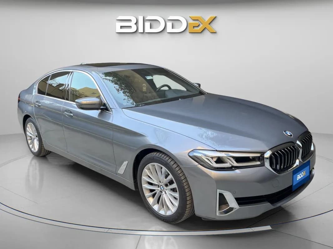 بي ام دبليو 520i 2023 لاكشري رمادي أوتوماتيك — مستعملة