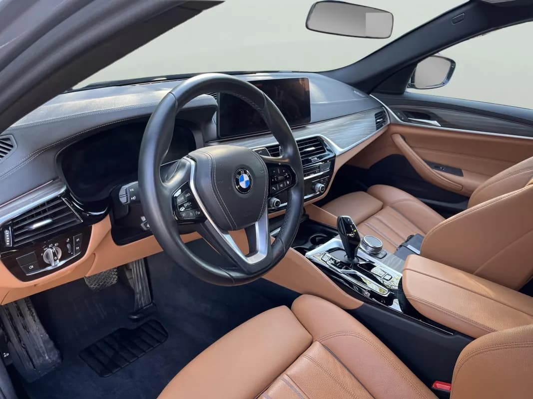 بي ام دبليو 520i 2023 لاكشري رمادي أوتوماتيك — مستعملة