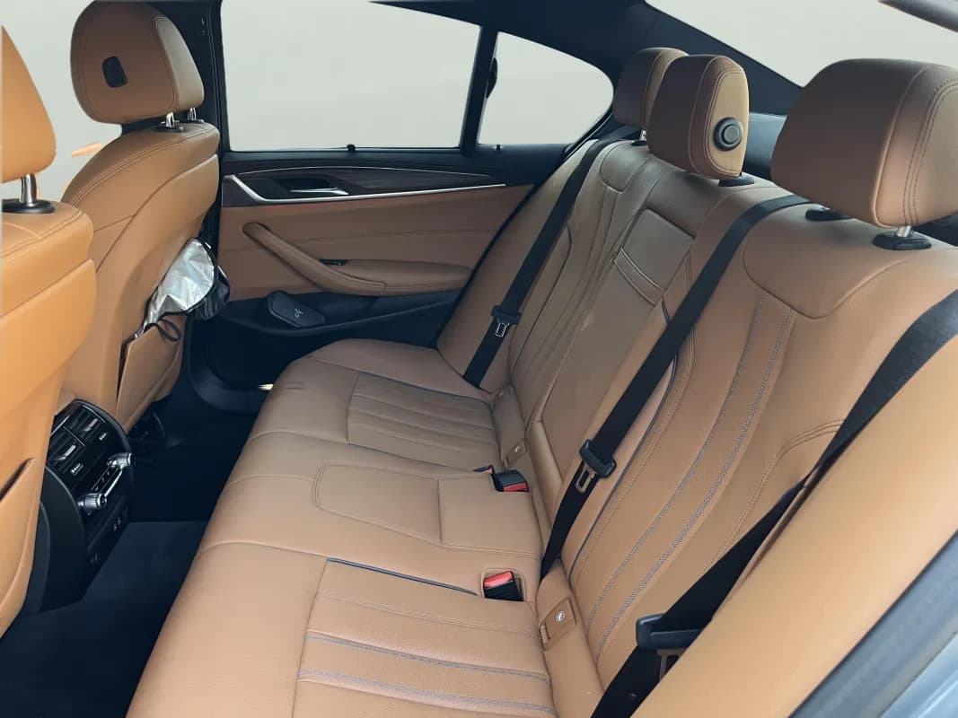 بي ام دبليو 520i 2023 لاكشري رمادي أوتوماتيك — مستعملة