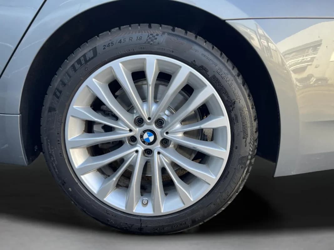 بي ام دبليو 520i 2023 لاكشري رمادي أوتوماتيك — مستعملة