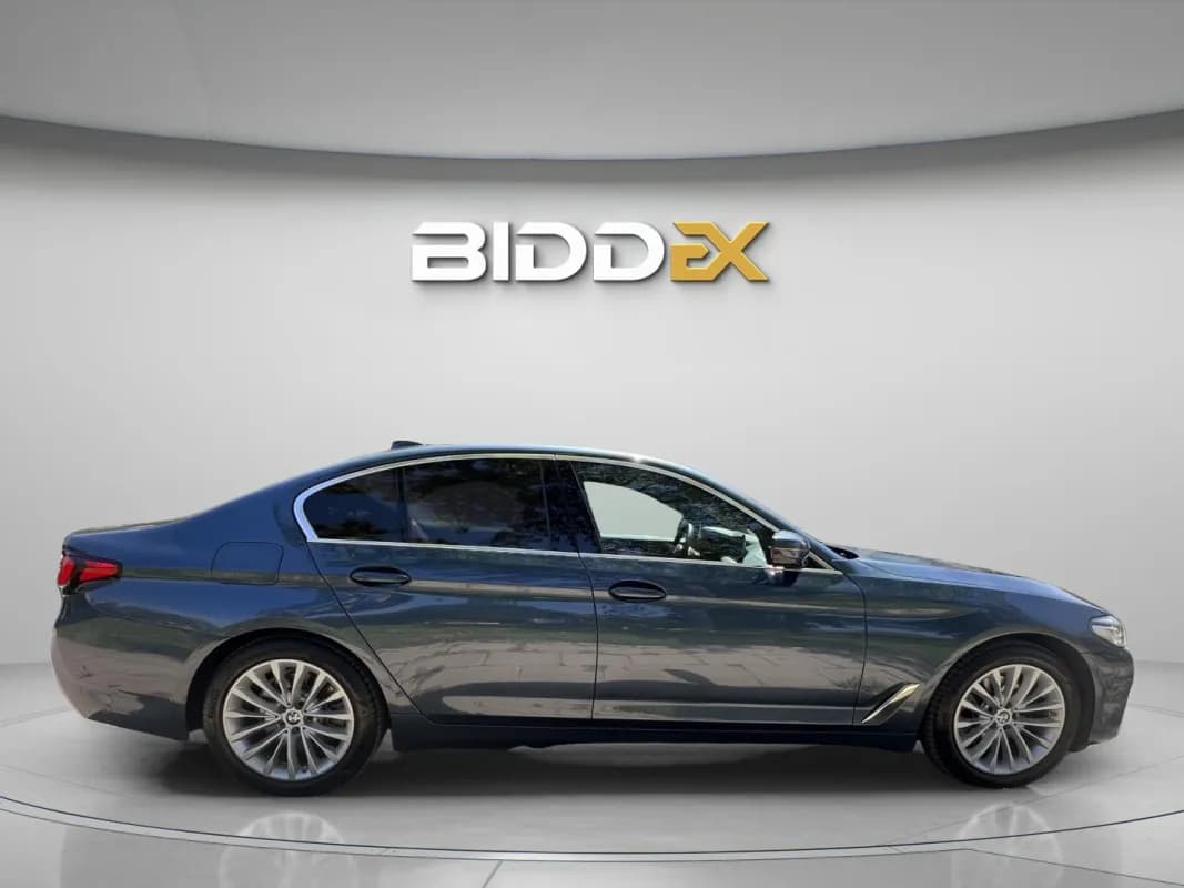 بي ام دبليو 520i 2023 لاكشري نفطي أوتوماتيك — مستعملة