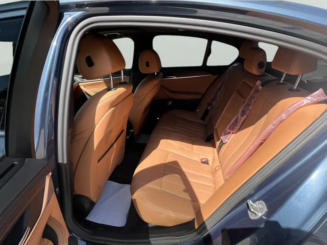 بي ام دبليو 520i 2023 لاكشري نفطي أوتوماتيك — مستعملة