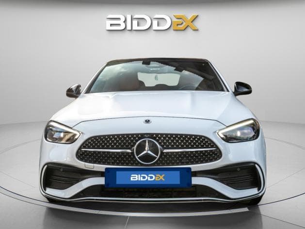 مرسيدس بنز C200 2024 ايه ام جي أبيض أوتوماتيك — مستعملة - 1