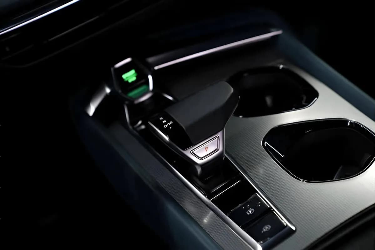 ام جي 7 2026 لاكشري أخضر زيتي أوتوماتيك — جديدة