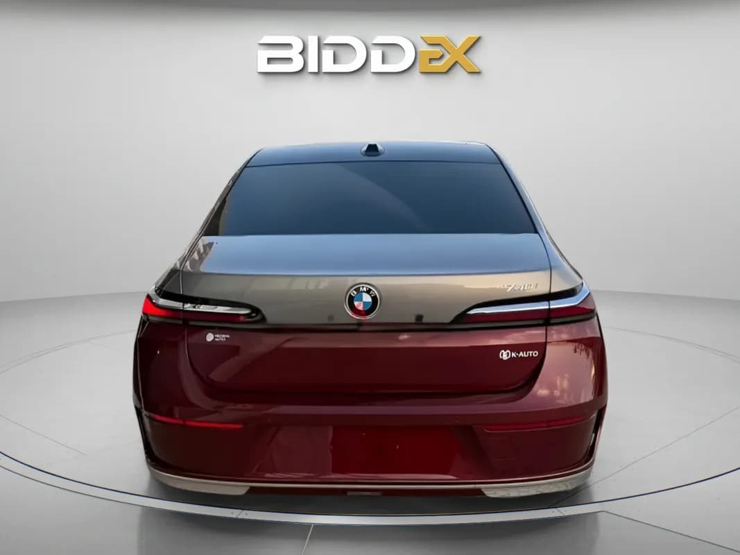 بي ام دبليو 740i 2023 بيور اكسلنس أحمر غامق أوتوماتيك — مستعملة