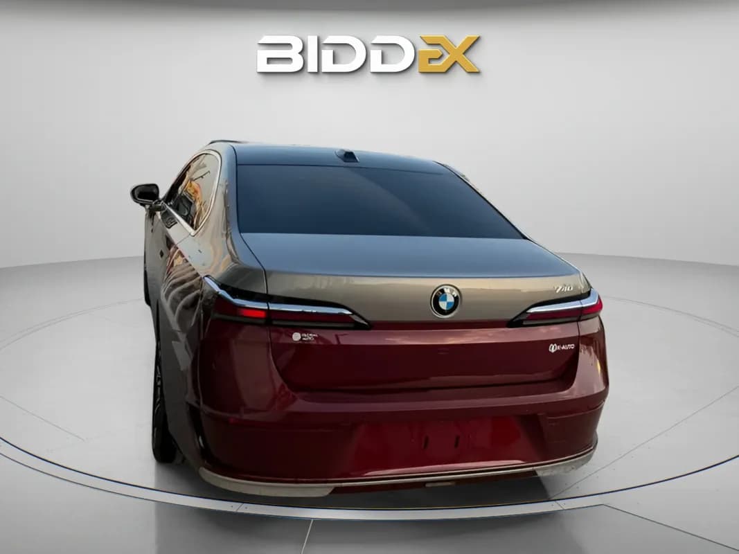 بي ام دبليو 740i 2023 بيور اكسلنس أحمر غامق أوتوماتيك — مستعملة