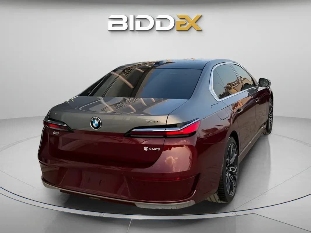 بي ام دبليو 740i 2023 بيور اكسلنس أحمر غامق أوتوماتيك — مستعملة