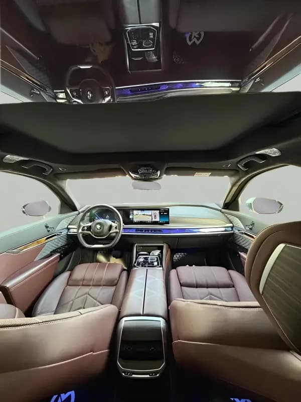 بي ام دبليو 740i 2023 بيور اكسلنس أحمر غامق أوتوماتيك — مستعملة