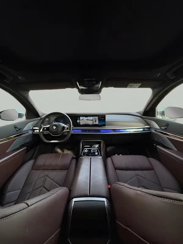 بي ام دبليو 740i 2023 بيور اكسلنس أحمر غامق أوتوماتيك — مستعملة