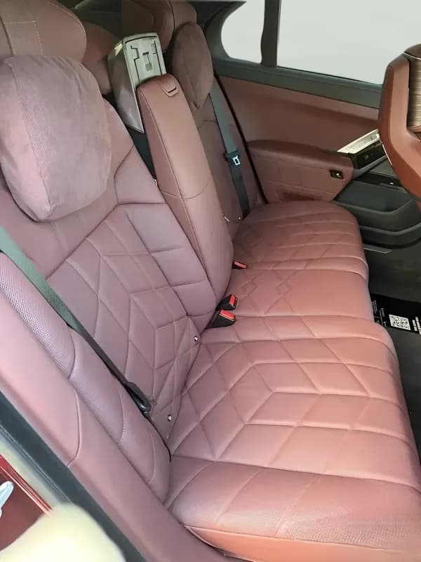 بي ام دبليو 740i 2023 بيور اكسلنس أحمر غامق أوتوماتيك — مستعملة