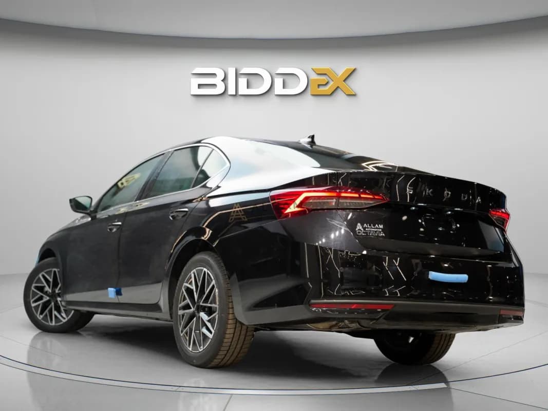 سكودا اوكتافيا A8 2026 لاونج أسود أوتوماتيك — جديدة