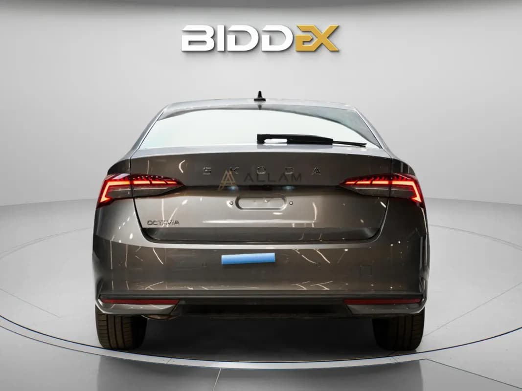 سكودا اوكتافيا A8 2026 لاونج رمادي أوتوماتيك — جديدة