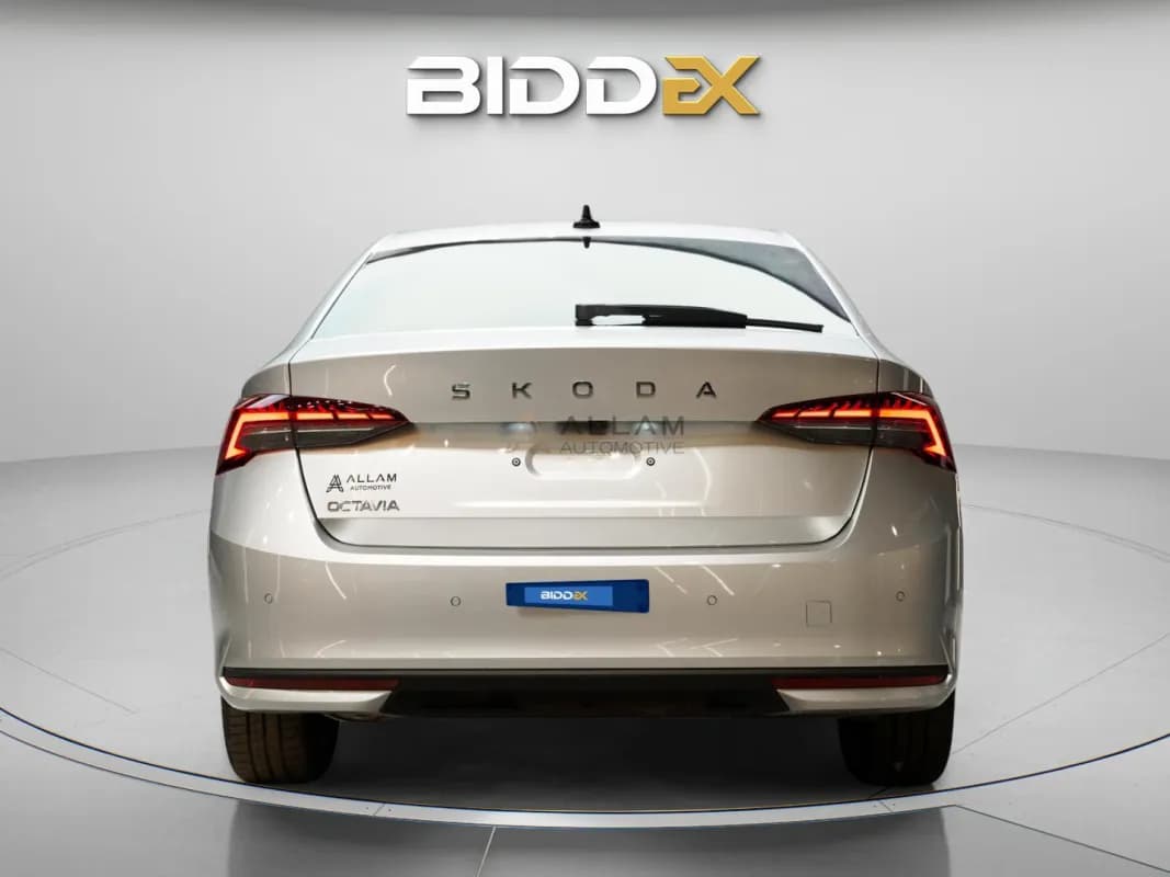 سكودا اوكتافيا A8 2026 لاونج فضي أوتوماتيك — جديدة