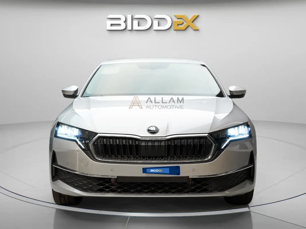 سكودا اوكتافيا A8 2026 لاونج فضي أوتوماتيك — جديدة