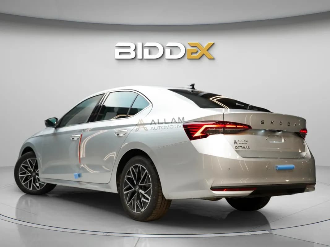 سكودا اوكتافيا A8 2026 لاونج فضي أوتوماتيك — جديدة