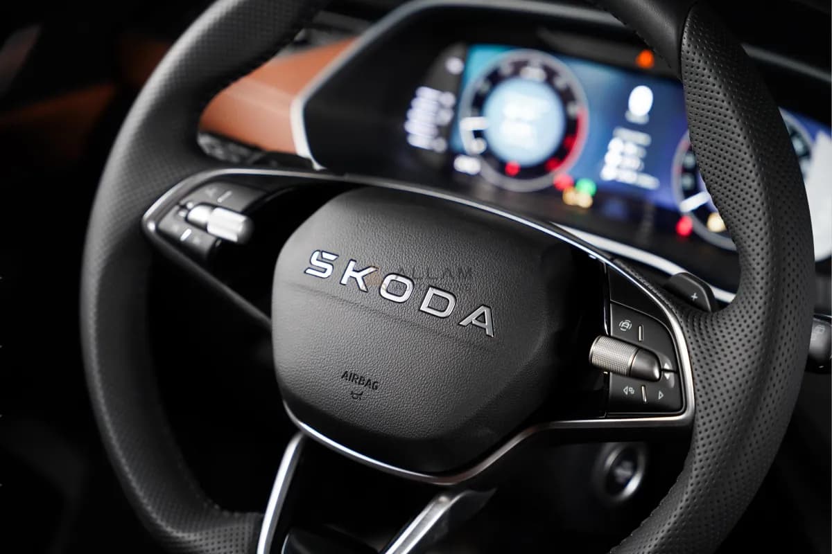 سكودا اوكتافيا A8 2026 سويت أسود أوتوماتيك — جديدة