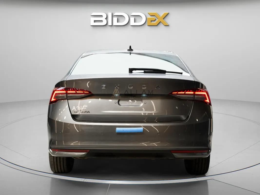 سكودا اوكتافيا A8 2026 سويت رمادي أوتوماتيك — جديدة