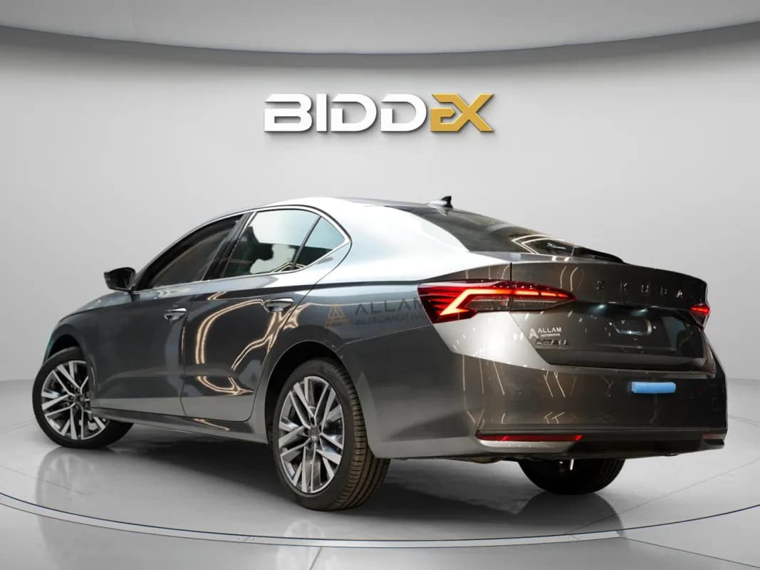 سكودا اوكتافيا A8 2026 سويت رمادي أوتوماتيك — جديدة