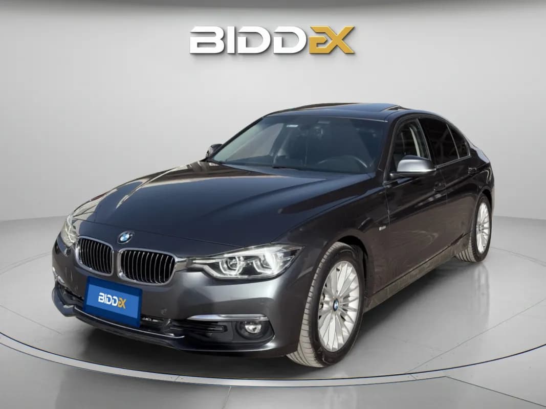 بي ام دبليو 320i 2018 لاكشري رمادي أوتوماتيك — مستعملة