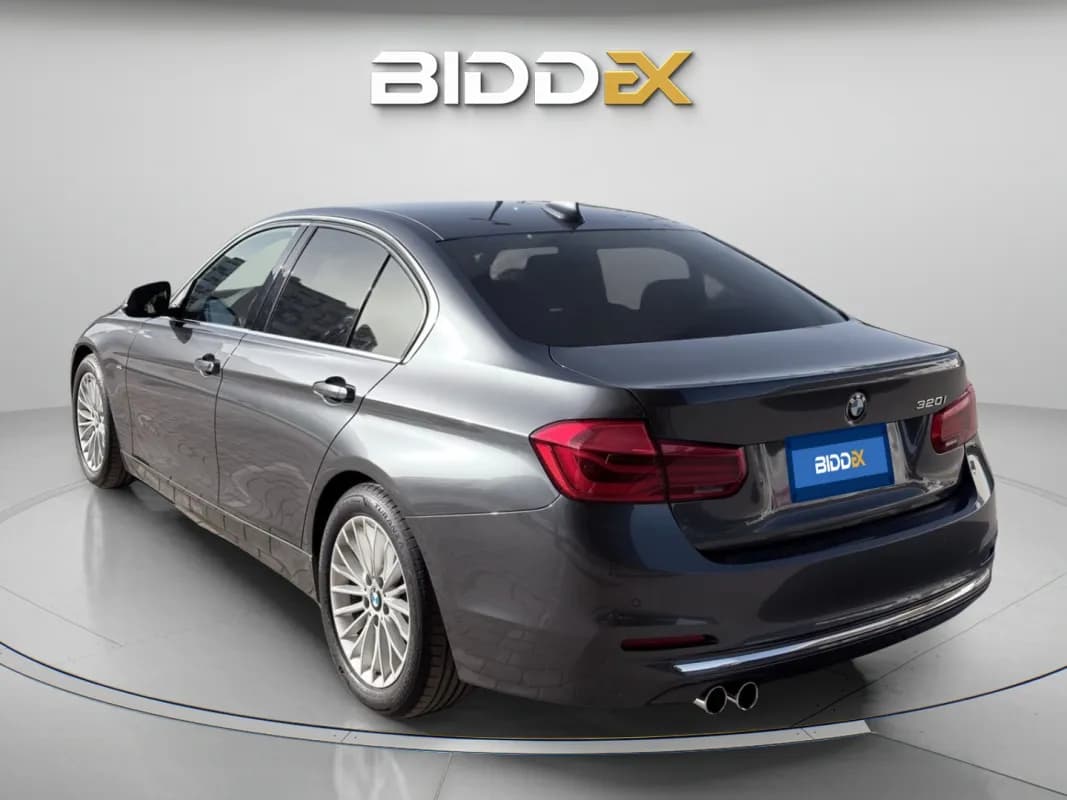 بي ام دبليو 320i 2018 لاكشري رمادي أوتوماتيك — مستعملة