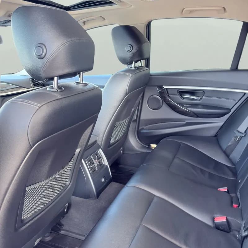 بي ام دبليو 320i 2018 لاكشري رمادي أوتوماتيك — مستعملة