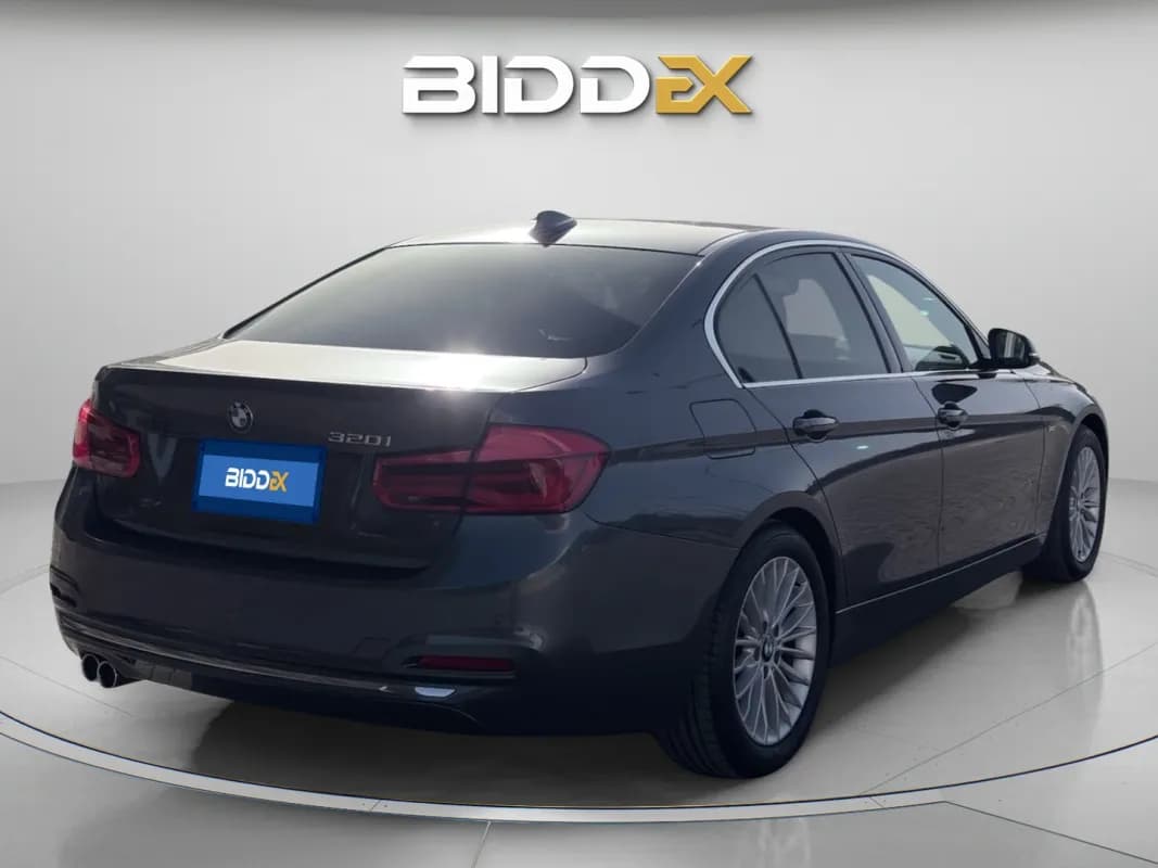 بي ام دبليو 320i 2018 لاكشري رمادي أوتوماتيك — مستعملة