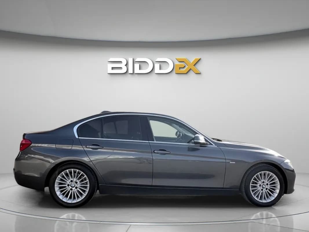 بي ام دبليو 320i 2018 لاكشري رمادي أوتوماتيك — مستعملة