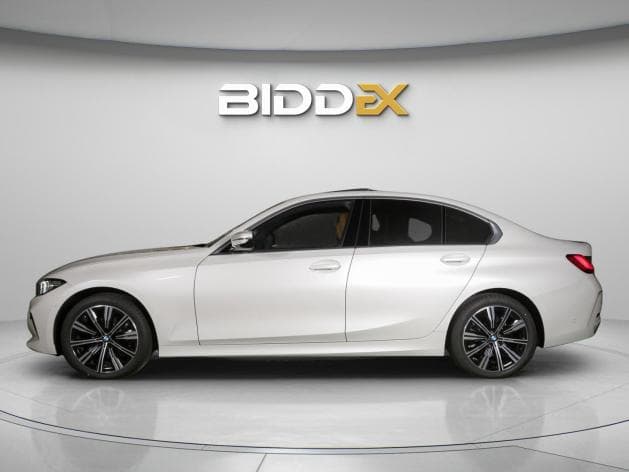 بي ام دبليو 320i 2024 لاكشري أبيض أوتوماتيك — مستعملة