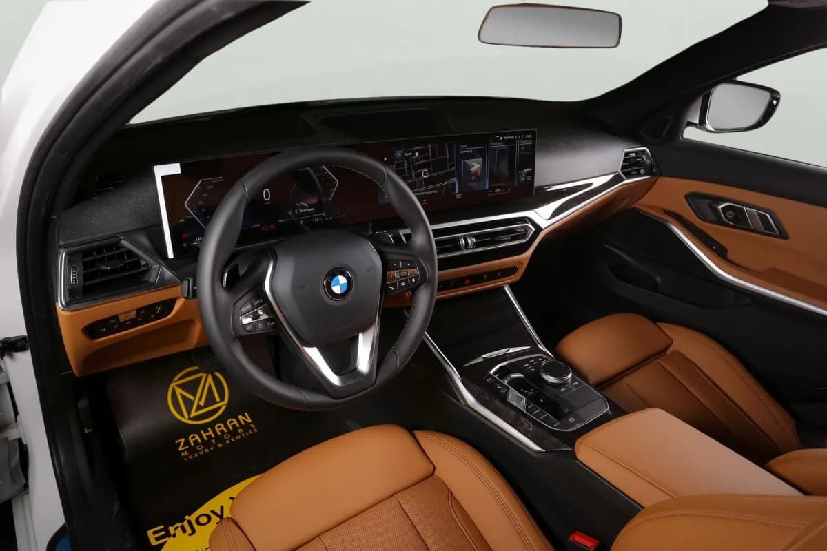 بي ام دبليو 320i 2024 لاكشري أبيض أوتوماتيك — مستعملة