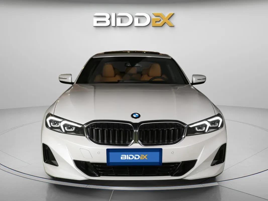 بي ام دبليو 320i 2024 لاكشري أبيض أوتوماتيك — مستعملة