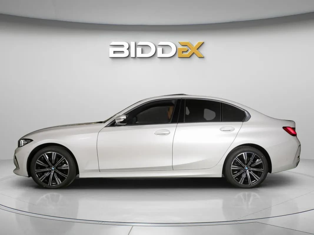 بي ام دبليو 320i 2024 لاكشري أبيض أوتوماتيك — مستعملة