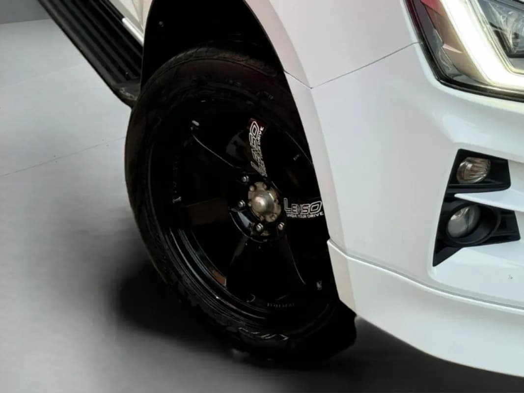 ايسوزو ام يو اكس 2024